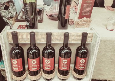 Tiflis, Gürcistan - 12 Mayıs 2018: Gürcüce Festivali şarap ve şarap füniküler Tiflis, Gürcistan'daki üzerinde Mtatsminda Park yapımı