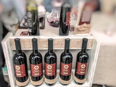 Tiflis, Gürcistan - 12 Mayıs 2018: Gürcüce Festivali şarap ve şarap füniküler Tiflis, Gürcistan'daki üzerinde Mtatsminda Park yapımı. Blure etkisi