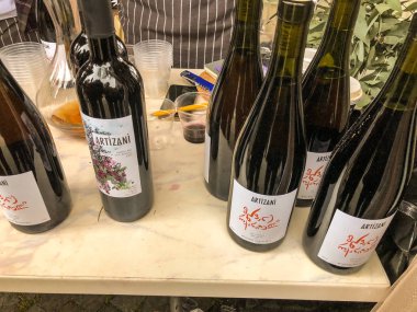 Tiflis, Gürcistan - 12 Mayıs 2018: Gürcüce Festivali şarap ve şarap füniküler Tiflis, Gürcistan'daki üzerinde Mtatsminda Park yapımı