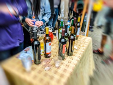 Tiflis, Gürcistan - 12 Mayıs 2018: Gürcüce Festivali şarap ve şarap füniküler Tiflis, Gürcistan'daki üzerinde Mtatsminda Park yapımı. Blure etkisi