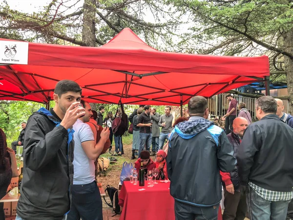 Tiflis, Gürcistan - 12 Mayıs 2018: Gürcüce Festivali şarap ve şarap füniküler Tiflis, Gürcistan'daki üzerinde Mtatsminda Park yapımı.