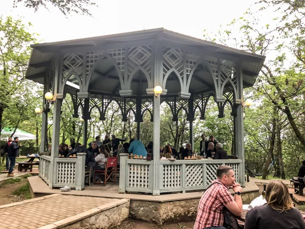 Tiflis, Gürcistan - 12 Mayıs 2018: Gürcüce Festivali şarap ve şarap füniküler Tiflis, Gürcistan'daki üzerinde Mtatsminda Park yapımı — Stok fotoğraf