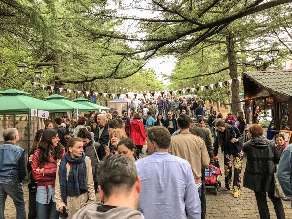 Tiflis, Gürcistan - 12 Mayıs 2018: Gürcüce Festivali şarap ve şarap füniküler Tiflis, Gürcistan'daki üzerinde Mtatsminda Park yapımı