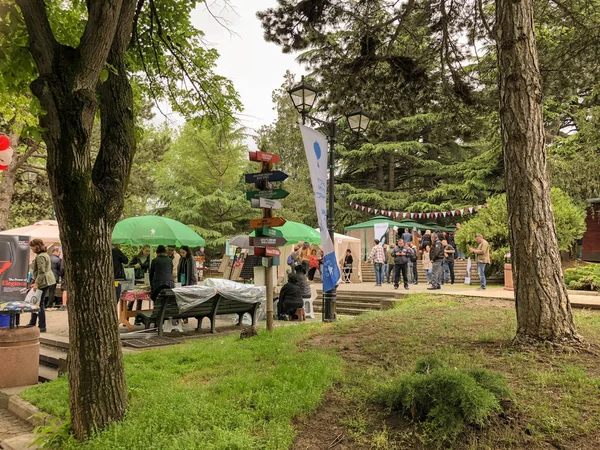 Tiflis, Gürcistan - 12 Mayıs 2018: Gürcüce Festivali şarap ve şarap füniküler Tiflis, Gürcistan'daki üzerinde Mtatsminda Park yapımı