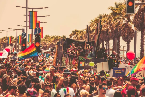 TEL AVIV, ISRAEL- 8 Haziran 2018: Tel Aviv 'de Gay Onur Yürüyüşü, İsrail