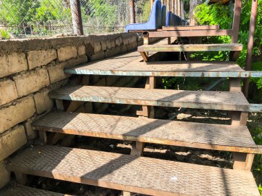 Podyum stadyum çevresinde demir adımları yükselmeye