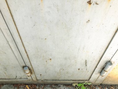 Demir garaj kapıları. Paslı kapı. Kapı menteşeleri. Atış kapatın