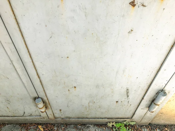 Demir garaj kapıları. Paslı kapı. Kapı menteşeleri. Atış kapatın