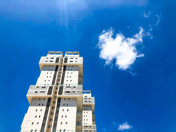 RISHON LE ZION, ISRAEL -JUNIO 18, 2018: Edificio residencial alto en Rishon Le Zion, Israel . — Foto de Stock