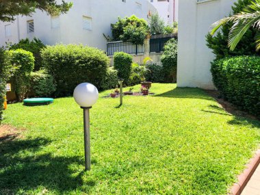 House, çalılar, yakınındaki peyzaj Bahçe çim ağaçlar