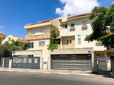 Rishon Le Zion, İsrail-18 Haziran 2018: özel modern evler sokaklarda Rishon Le Zion, İsrail