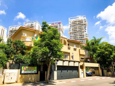 Rishon Le Zion, İsrail-18 Haziran 2018: özel modern evler sokaklarda Rishon Le Zion, İsrail
