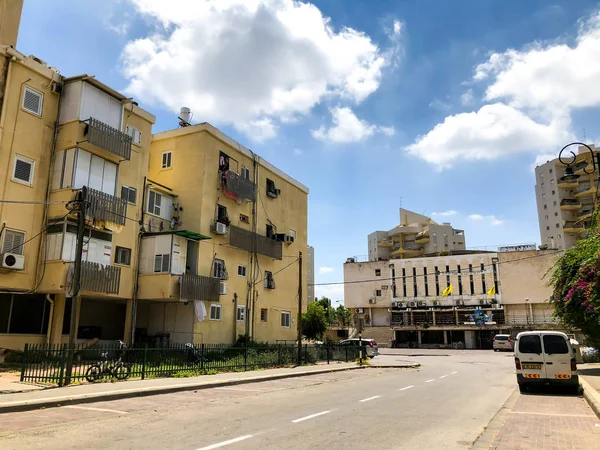 RISHON LE ZION, ISRAEL -JUNIO 18, 2018: Edificio residencial en Rishon Le Zion, Israel . — Foto de Stock