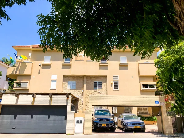 Rishon Le Zion, İsrail-18 Haziran 2018: özel modern evler sokaklarda Rishon Le Zion, İsrail