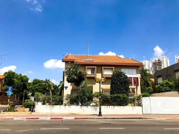 RISHON LE ZION, ISRAEL -JUNIO 18, 2018: Casa privada moderna en las calles de Rishon Le Zion, Israel — Foto de Stock