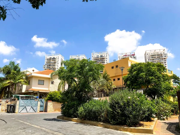 Rishon Le Zion, İsrail-18 Haziran 2018: özel modern evler sokaklarda Rishon Le Zion, İsrail