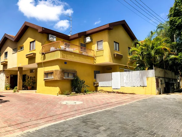 Rishon Le Zion, İsrail-18 Haziran 2018: özel modern evler sokaklarda Rishon Le Zion, İsrail