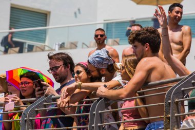 TEL AVIV, ISRAEL- 8 Haziran 2018: Tel Aviv 'de Gay Onur Yürüyüşü, İsrail.