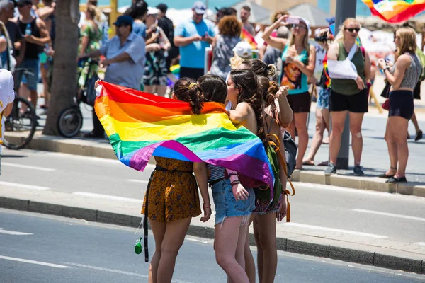 2018 년 8 월 8 일에 확인 함 . TEL AVIV, ISRAEL- JUNE 8, 2018: Gay Pride Parade in Tel Aviv, Israel. — 스톡 사진