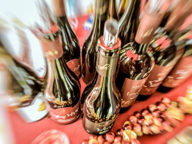 Tiflis, Gürcistan - 12 Mayıs 2018: Gürcüce Festivali şarap ve şarap füniküler Tiflis, Gürcistan'daki üzerinde Mtatsminda Park yapımı. Blure etkisi