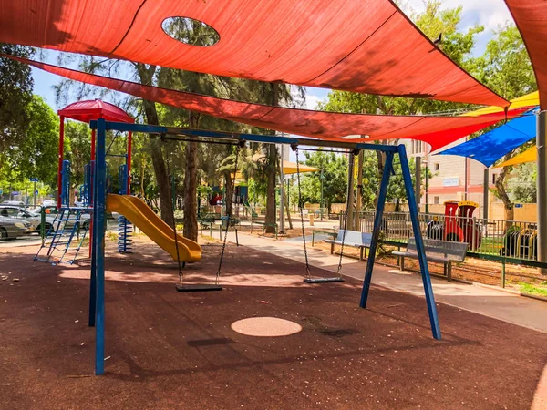 Rishon Le Zion, İsrail-18 Haziran 2018: Park kümesiyle modern çocuklar Bahçesi arka planda Rishon Le Zion, İsrail