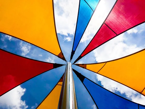 Öğlen güneşin gökyüzüne karşı tente.