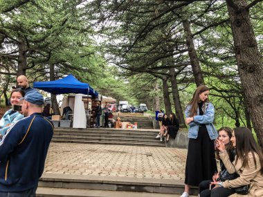 Tiflis, Gürcistan - 12 Mayıs 2018: Gürcüce Festivali şarap ve şarap füniküler Tiflis, Gürcistan'daki üzerinde Mtatsminda Park yapımı