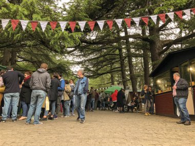Tiflis, Gürcistan - 12 Mayıs 2018: Gürcüce Festivali şarap ve şarap füniküler Tiflis, Gürcistan'daki üzerinde Mtatsminda Park yapımı