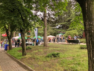 Tiflis, Gürcistan - 12 Mayıs 2018: Gürcüce Festivali şarap ve şarap füniküler Tiflis, Gürcistan'daki üzerinde Mtatsminda Park yapımı