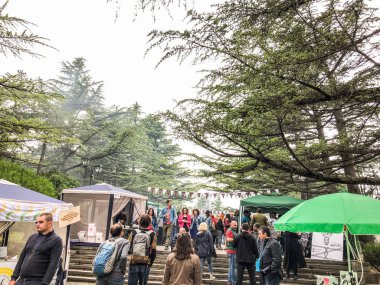Tiflis, Gürcistan - 12 Mayıs 2018: Gürcüce Festivali şarap ve şarap füniküler Tiflis, Gürcistan'daki üzerinde Mtatsminda Park yapımı