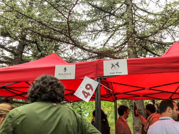Tiflis, Gürcistan - 12 Mayıs 2018: Gürcüce Festivali şarap ve şarap füniküler Tiflis, Gürcistan'daki üzerinde Mtatsminda Park yapımı
