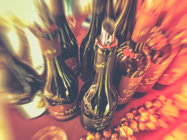 Tiflis, Gürcistan - 12 Mayıs 2018: Gürcüce Festivali şarap ve şarap füniküler Tiflis Blure etkisi üzerinde Mtatsminda Park yapımı