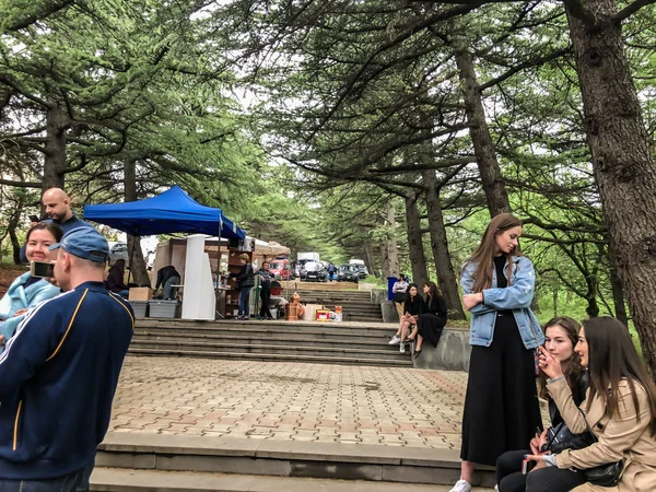 Tiflis, Gürcistan - 12 Mayıs 2018: Gürcüce Festivali şarap ve şarap füniküler Tiflis, Gürcistan'daki üzerinde Mtatsminda Park yapımı