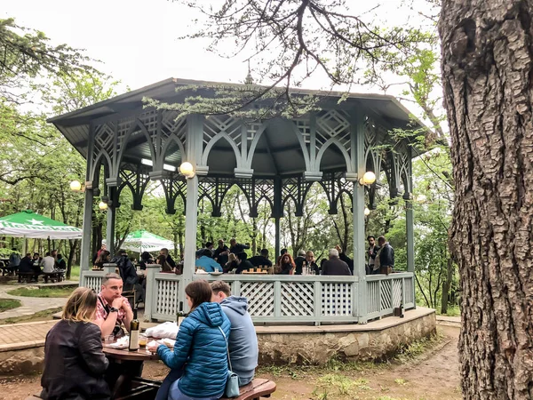 TBILISI, GEORGIA - 12 DE MAYO DE 2018: Festival de vino y vinificación georgiana en el Parque Mtatsminda en funicular en Tbilisi, Georgia — Foto de Stock