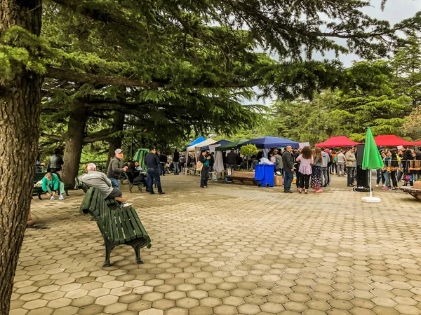 Tiflis, Gürcistan - 12 Mayıs 2018: Gürcüce Festivali şarap ve şarap füniküler Tiflis, Gürcistan'daki üzerinde Mtatsminda Park yapımı