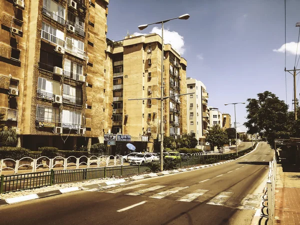 RISHON LE ZION, ISRAEL-JUNE 18, 2018: Edifício residencial alto em Rishon Le Zion, Israel . — Fotografia de Stock