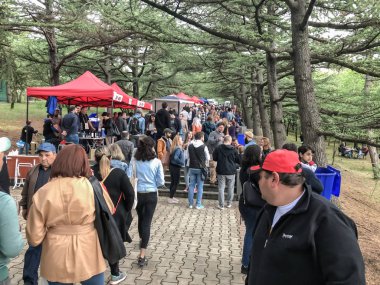 Tiflis, Gürcistan - 12 Mayıs 2018: Gürcüce Festivali şarap ve şarap füniküler Tiflis, Gürcistan'daki üzerinde Mtatsminda Park yapımı