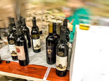 Tiflis, Gürcistan - 12 Mayıs 2018: Gürcüce Festivali şarap ve şarap füniküler Tiflis, Gürcistan'daki üzerinde Mtatsminda Park yapımı. Blure etkisi.