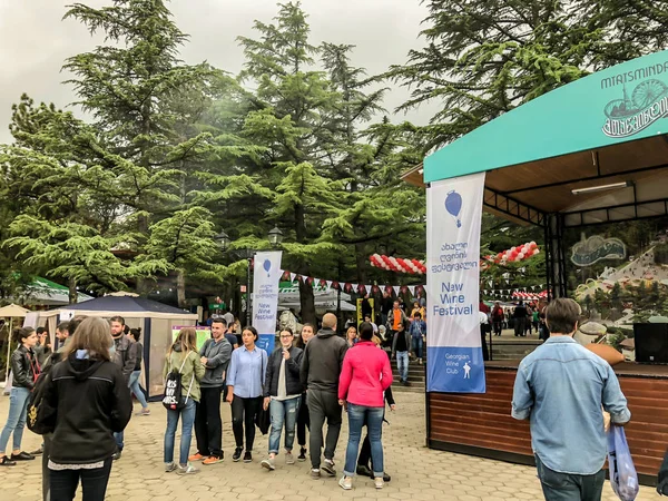Tbilisi, Gruzja - 12 maja 2018: Festiwal gruzińskiego wina i winiarstwa w Mtatsminda Park na kolejki w Tbilisi, Gruzja — Zdjęcie stockowe