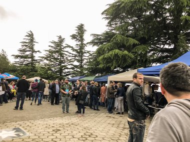Tiflis, Gürcistan - 12 Mayıs 2018: Gürcüce Festivali şarap ve şarap füniküler Tiflis, Gürcistan'daki üzerinde Mtatsminda Park yapımı