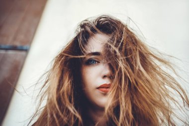 portre sevimli kırmızı saçlı genç kadın, açık