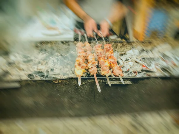 Gemarineerde sjasliek voorbereiden op een barbecue-grill op houtskool. Traditioneel gebrande gestapelde vlees Shish kebab populair in Goergia. Blure effect — Stockfoto