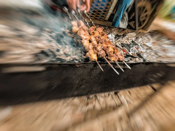 Gemarineerde sjasliek voorbereiden op een barbecue-grill op houtskool. Traditioneel gebrande gestapelde vlees Shish kebab populair in Goergia. Blure effect — Stockfoto