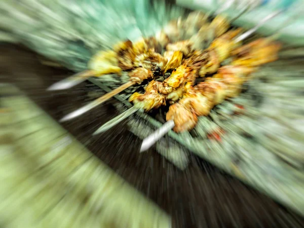 Marynowane szaszłyk przygotowanie na barbecue-grill na węgiel drzewny. Tradycyjne pieczone mięso ułożone Shish kebab najpopularniejsze w Goergia. Efekt Blure — Zdjęcie stockowe