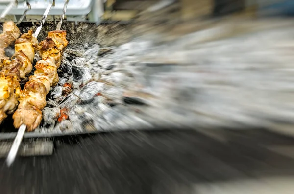 Gemarineerde sjasliek voorbereiden op een barbecue-grill op houtskool. Traditioneel gebrande gestapelde vlees Shish kebab populair in Goergia. Blure effect — Stockfoto