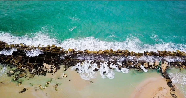 Vista aérea de las olas del mar golpeando rocas en la playa. — Foto de Stock