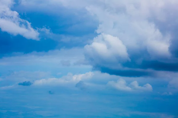 Luchtachtergrond met wolken. Lucht met wolken — Stockfoto