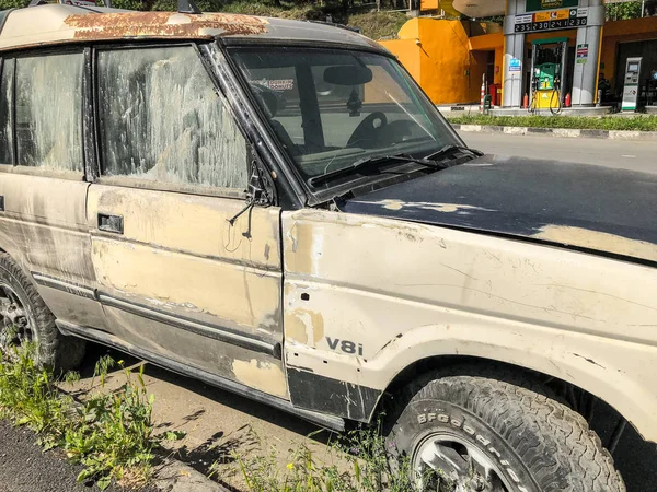 Tiflis, Gürcistan--17 Mayıs 2018: kırık eski bir yola park etmiş.