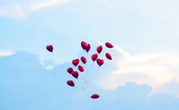 心臓の形の赤い球が青い空に飛ぶ. — ストック写真