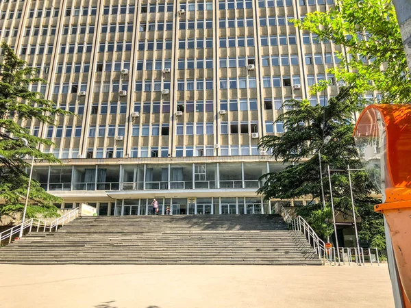 Tbilisi, Gruzja - 17 maja 2018: widok z budynku Ivane Dżawachiszwili Tbilisi State University. Wiosna w mieście — Zdjęcie stockowe